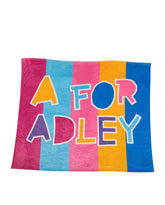 A FOR ADLEY couverture face ouverte montrant couleurs vives et grand logo, confort visuel