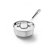 All-Clad casserole devant montrant silhouette robuste et durabilité
