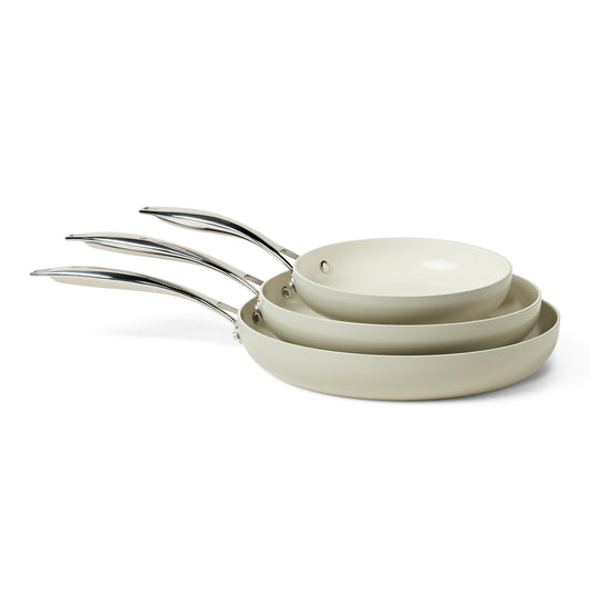 Amazon Basics vue frontale du set de trois poêles pour cuisson polyvalente