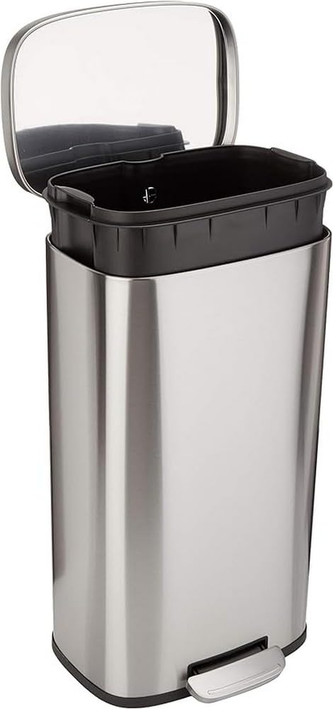 Amazon Basics face avant de la poubelle 30 L montrant la finition satinée et design moderne