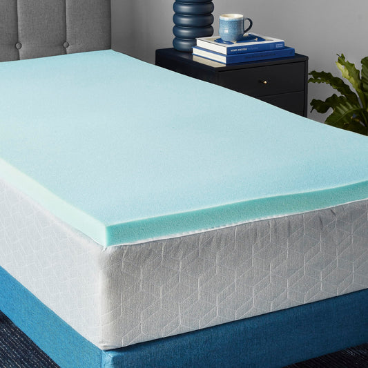 Amazon Basics surmatelas vue de face sur lit, apporte confort immédiat
