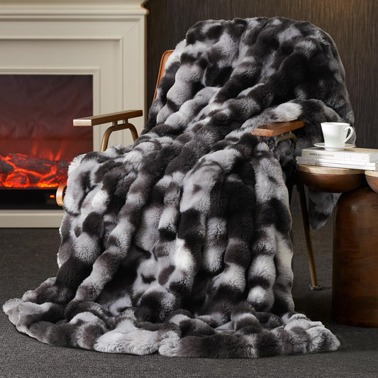 Amélie Home plaid face avant sur canapé, apporte chaleur décorative