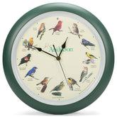 Mark Feldstein & Associates horloge de face montrant chants identifiables et design naturel