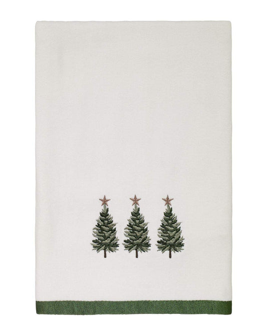 Avanti Linens serviette face plate montrant sapins brodés et bord vert, élégance de Noël