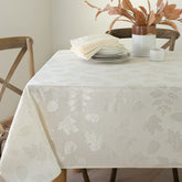 Benson Mills vue face avant de la nappe ivoire montrant motif automnal et élégance