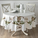 Benson Mills nappe vue de face montrant motif houx, apporte élégance festive