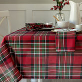Benson Mills nappe devant montrant motif plaid et rendu festif