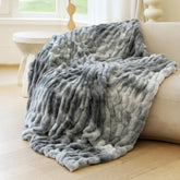 blunique couverture face avant montrant la finition ruched pour un look luxueux
