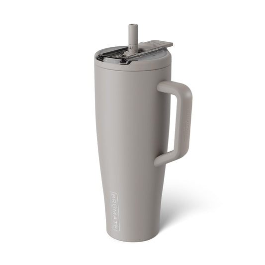 BrüMate Era Flip Mocha vue avant avec bouchon fermé pour transport sécurisé