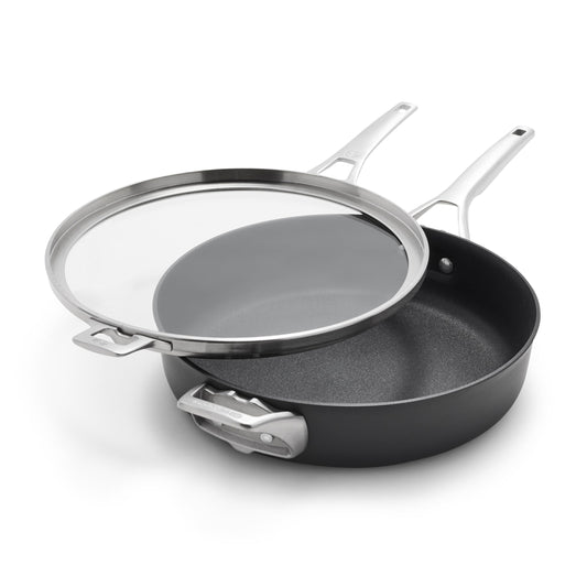 Calphalon vue avant du packaging montrant ensemble compact et gain d'espace