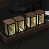 ClocTeck horloge face en noyer montrant l'effet Nixie rétro chaleureux
