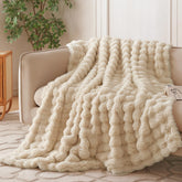 COOVA plaid recto taupe clair posé sur canapé, apporte confort décoratif