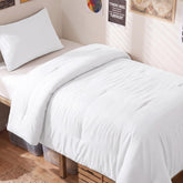 CozyLux vue avant de la couette sur lit montrant finition propre et confort