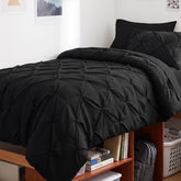 CozyLux couette Twin XL noire posée, finition pintuck et look soigné
