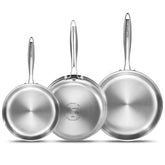 DELARLO ensemble de poêles tri‑ply face avant montrant trois diamètres et finition inox