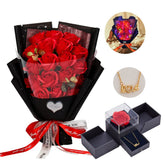 EIGHTOWN coffret devant montrant les roses et le bijou prêt à offrir