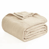 EMME couverture pliée sur fond beige, douceur et gain de place