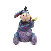 Enesco Eeyore face avant montrant le papillon jaune et charmant détail décoratif