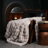 EverGrace plaid sur canapé taupe apporte chaleur et style