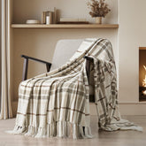 EverGrace plaid devant canapé apportant confort et style farmhouse