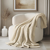 EverGrace plaide beige posé sur canapé pour un salon chaleureux