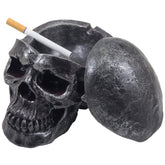 Fane crâne vu de face avec couvercle montrant design gothique et rangement discret