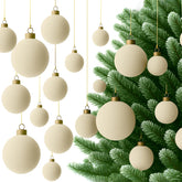 Foilswirl boules devant sapin montrant élégance et cohérence décorative