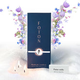 Foton bougie devant packaging montrant le pot et le parfum Breezy Blanket, esthétique épurée