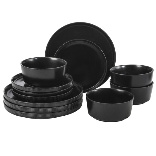Gibson Home assiette plate noire mate montrant une présentation élégante