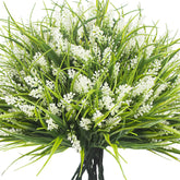 Grunyia bouquet face avec fleurs blanches offrant un centre élégant et durable