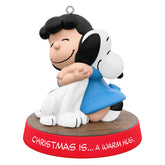 Hallmark Keepsake ornement montrant Lucy et Snoopy de face pour une touche nostalgique