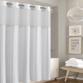 Hookless vue avant du rideau blanc brillant pour une salle de bain moderne