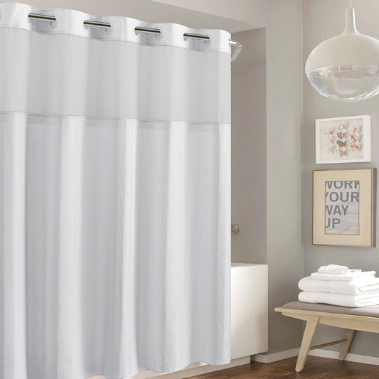 Hookless vue avant du rideau blanc brillant pour une salle de bain moderne