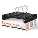 HOUSE DAY vue avant du lot de 50 cintres noirs pratique pour rangement