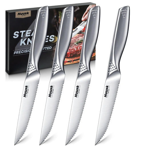 Huusk ensemble de quatre couteaux à steak posé sur une nappe, élégance et cohérence