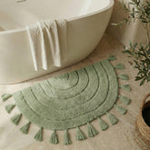 KIBAGA tapis face avant affichant la demi‑lune et pompons, apporte charme décoratif
