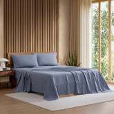 Lacoste ensemble draps Vintage Indigo présenté sur lit, finition élégante