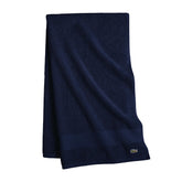 Serviette Lacoste Heritage navy présentée à plat, style élégant et absorbant