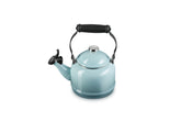 Le Creuset bouilloire vue de face Sea Salt, design élégant et pratique