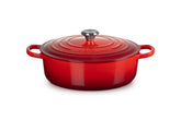 Le Creuset cocotte face Cerise montrant finition brillante et design pratique