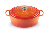 Le Creuset cocotte ovale face en Flame montrant design et polyvalence