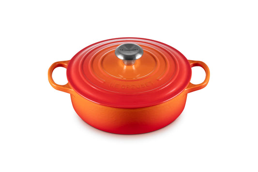 Le Creuset cocotte ronde face avant montrant la couleur Flame et finition durable