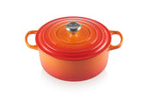 Le Creuset cocotte ronde Flame vue de face montrant la silhouette élégante et la couleur vibrante