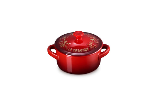 Le Creuset mini cocotte Cerise face pour service élégant