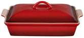 Le Creuset plat rectangulaire face avant montrant finition cerise et utilité service