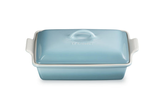 Le Creuset plat rectangulaire face avant montrant couleur Sea Salt et finition, utile pour service