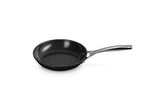Le Creuset poêle Essential face avant montrant la finition céramique et l'aspect antiadhésif