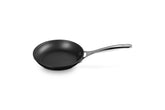 Le Creuset poêle face avant montrant design et ergonomie pour cuisson fiable