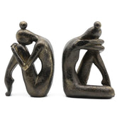 Lukitas vue frontale des deux sculptures soutenant des livres pour une élégance ordonnée