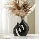 Lvases vase avant plan noir mat apportant élégance